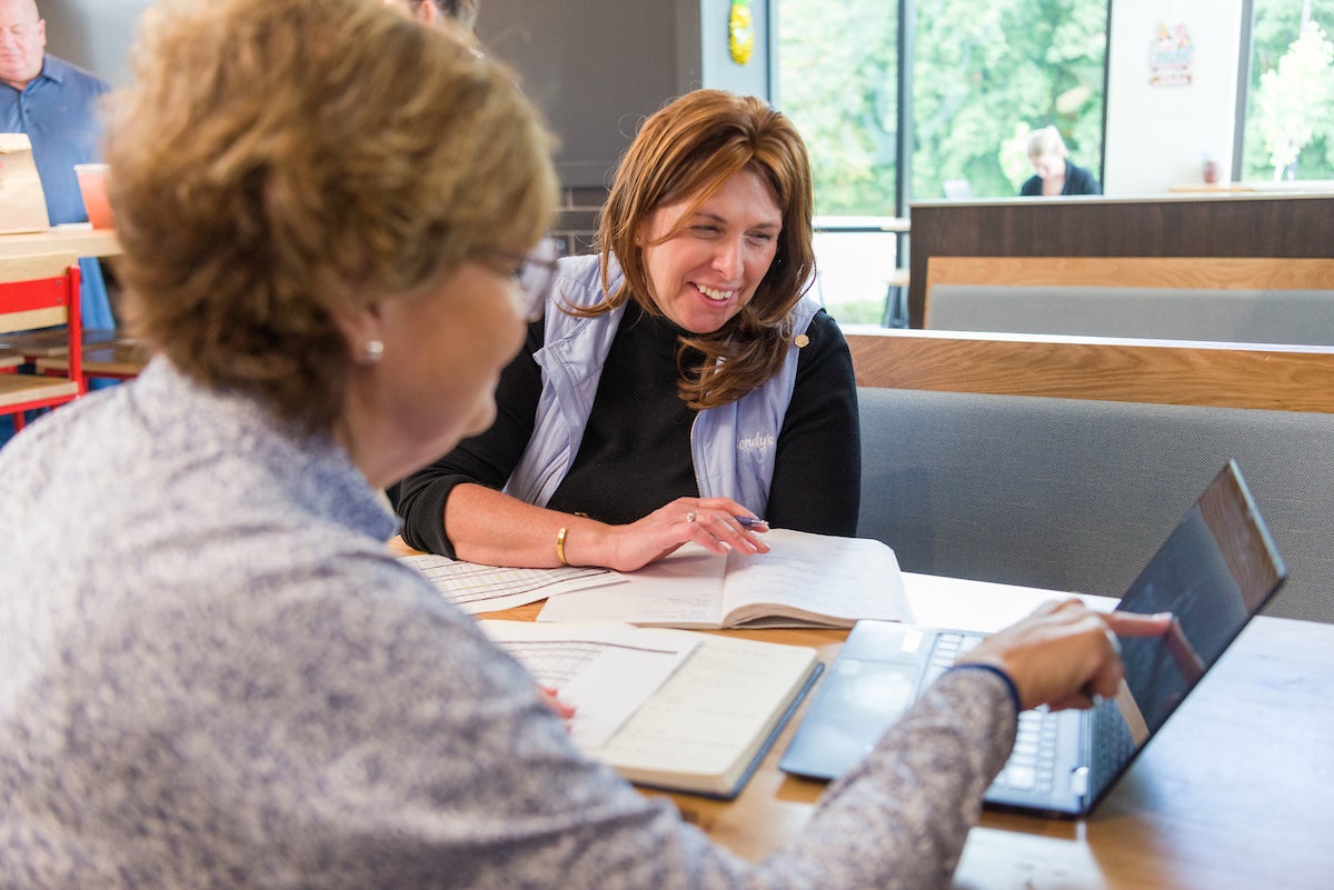 Wendy's franchisees work together on a laptop